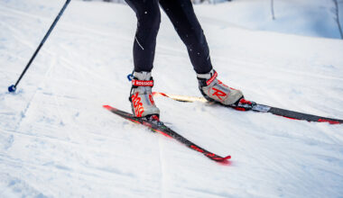 Sukset ja monot lähikuvassa hiihtoladulla.