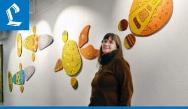 Karoliina Arvilommin huovutetut kalat ja kilpikonnat uivat kulttuurikeskuksen seinille – tekstiilitaiteilijan näyttely on nyt esillä Kemijärvellä