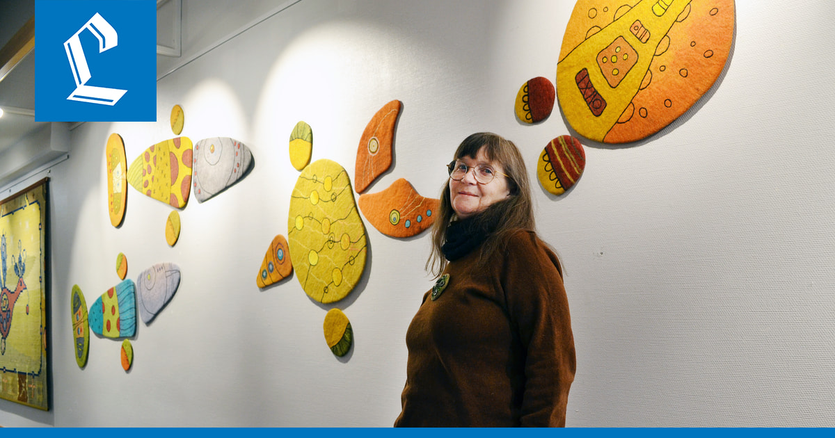 Karoliina Arvilommin huovutetut kalat ja kilpikonnat uivat kulttuurikeskuksen seinille – tekstiilitaiteilijan näyttely on nyt esillä Kemijärvellä