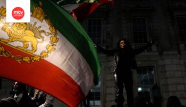 Mielenosoittaja heilutti Iranin lippua Lontoossa 11. tammikuuta.