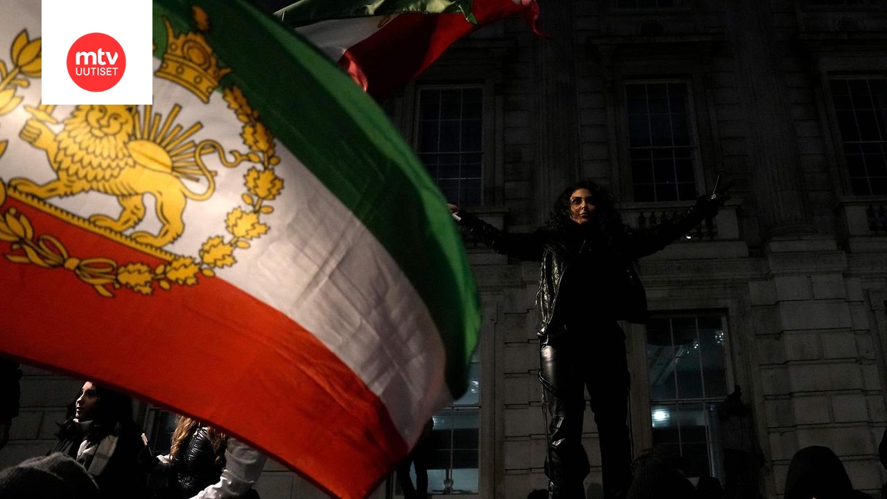 Mielenosoittaja heilutti Iranin lippua Lontoossa 11. tammikuuta.