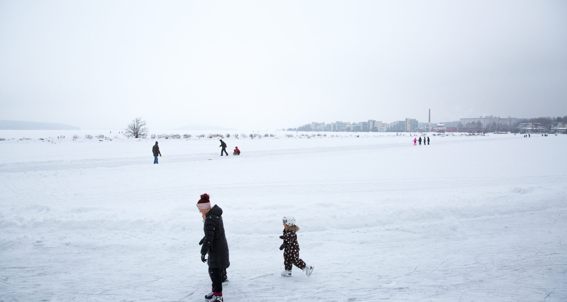 Luistelijoita ja liikkujia Vesijärven jäällä talvella
