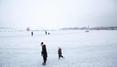 Luistelijoita ja liikkujia Vesijärven jäällä talvella