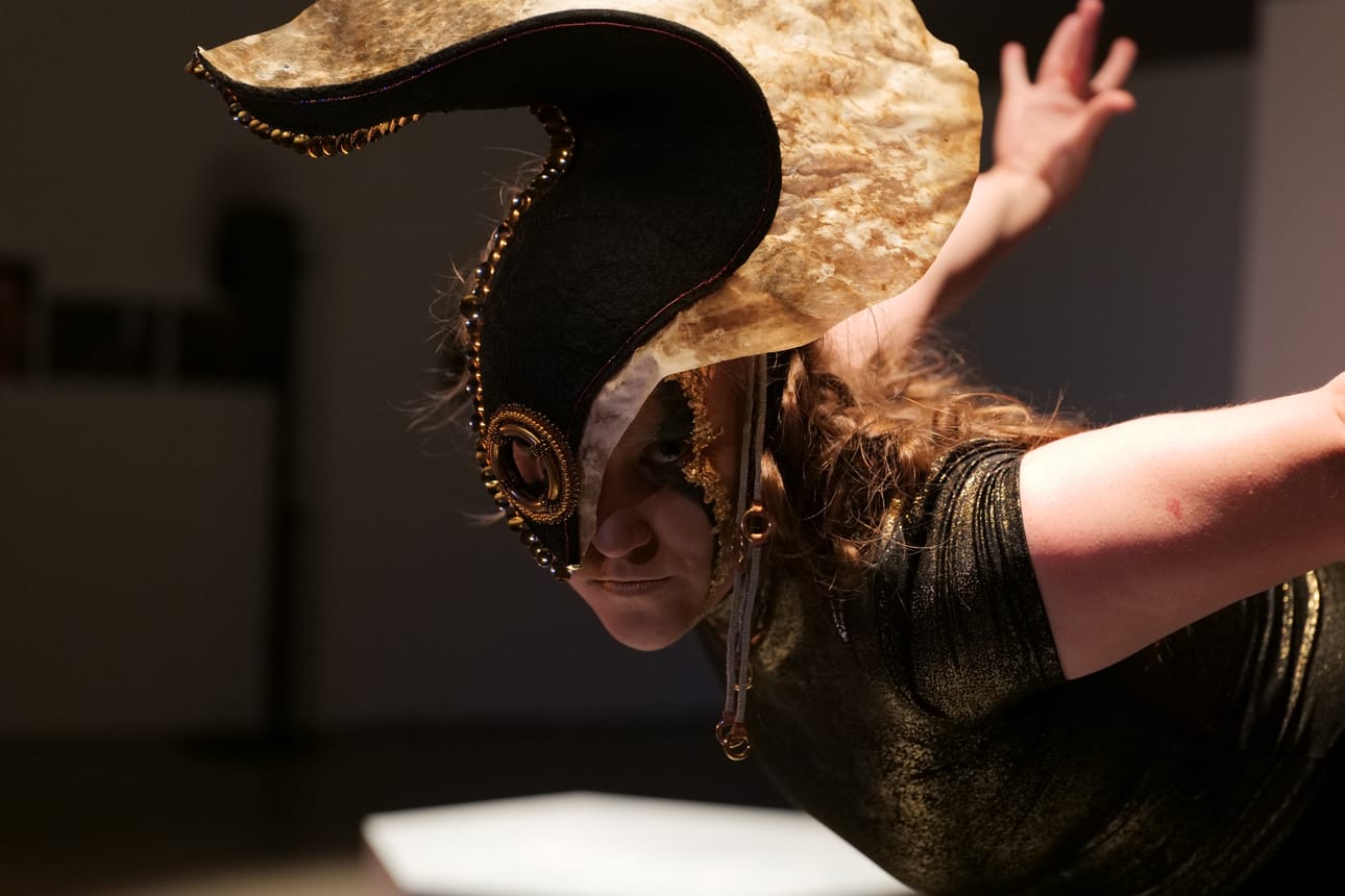 Oulun taidemuseossa avautuu 16.1. näyttely Eanangiella – Maan kieli, johon osallistuu yli 50 taiteilijaa ja duojária Saamenmaalta. Kuva on Ann-Sofie Kallokin teoksesta Guoddi vuodelta 2025. Kuvassa esiintyy tanssija Ánna-Katri Helander.