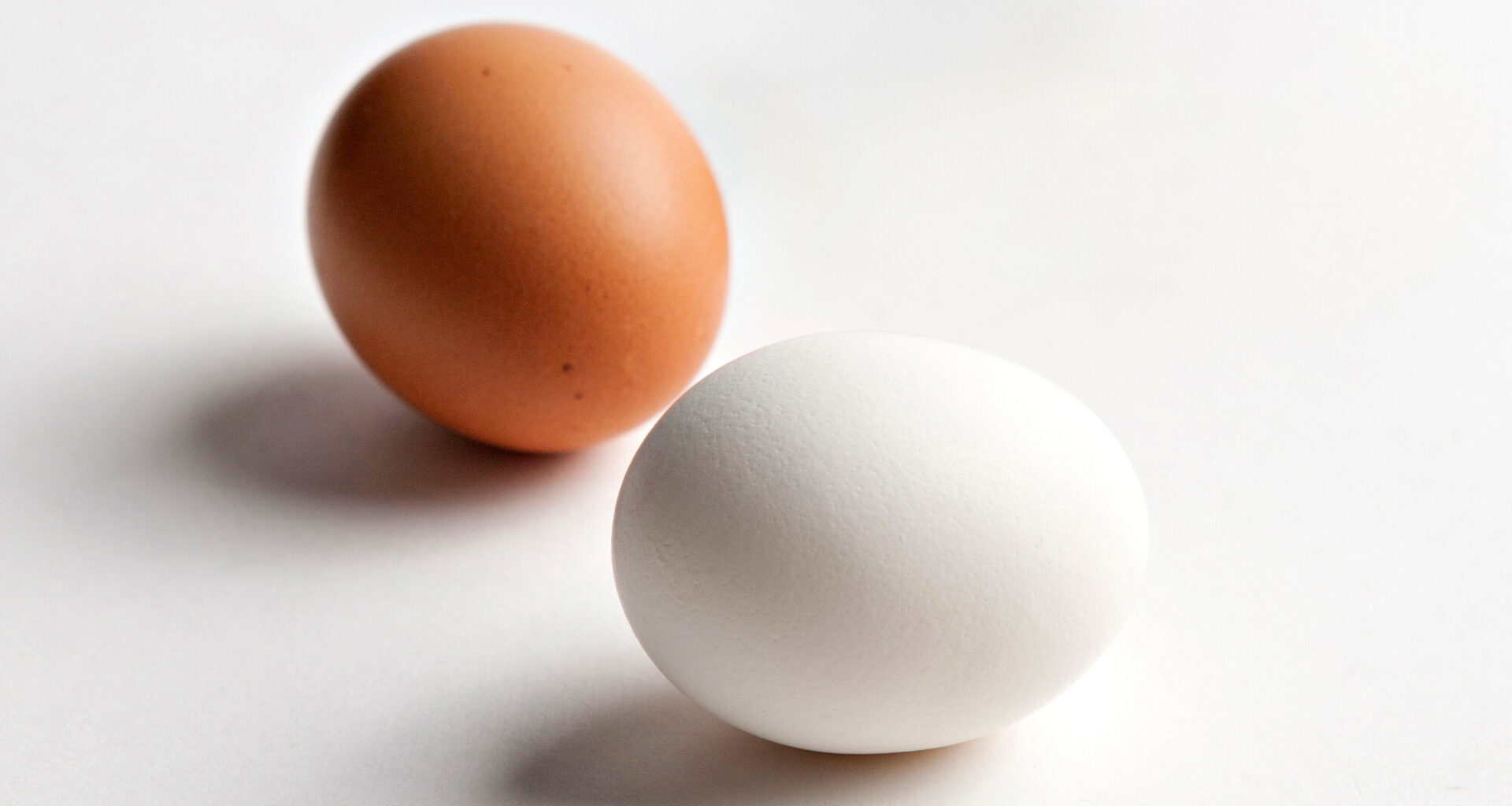 Ovatko ruskeat kananmunat valkoisia terveellisempiä?