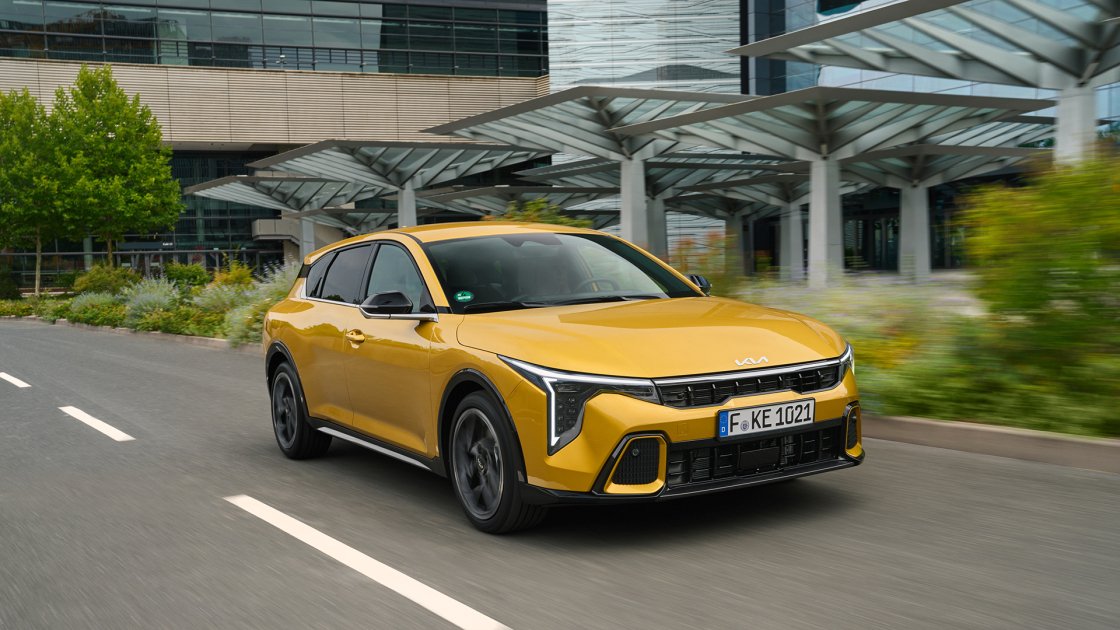 Kia julkistaa uuden K4:n hinnat – hatchback 27 390 €, farmari 29 390 €