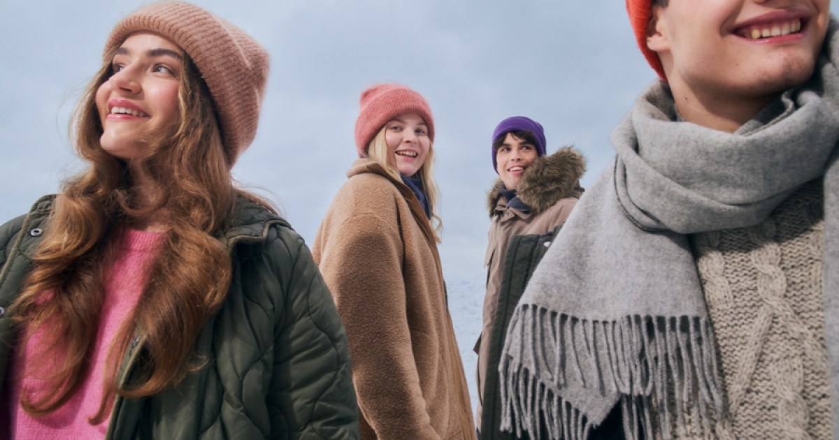 Ihmisiä talvisessa ulkoilmassa.