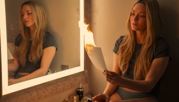 Arvio: Joku on huiskivinaan pölyt luksuksen päältä kartanotrillerissä, jonka on ohjannut dramaturginen tohelo