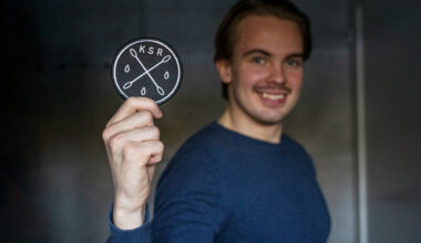 Nuori mies näyttämässä Kantasolurekisterin kangasmerkkiä.