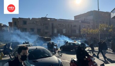 Kauppiaat osoittivat mieltään Teheranissa talousvaikeuksien ja rialin romahduksen vuoksi maanantaina 29. joulukuuta. Osa liikkeistä sulki ovensa protestiksi.