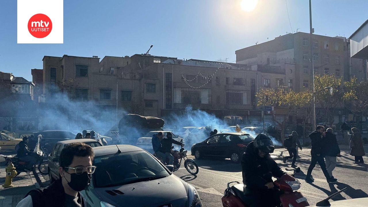 Kauppiaat osoittivat mieltään Teheranissa talousvaikeuksien ja rialin romahduksen vuoksi maanantaina 29. joulukuuta. Osa liikkeistä sulki ovensa protestiksi.