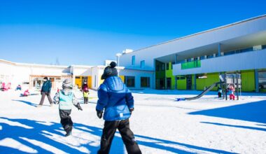 Lapsia päiväkodin pihalla.