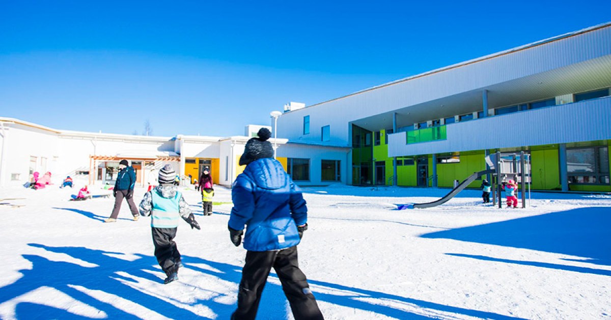 Lapsia päiväkodin pihalla.