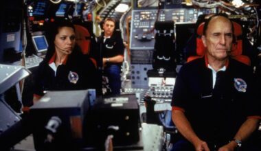 Illalla tv:ssä: Viihdyttävän katastrofileffan kulisseissa kipinöi - naisohjaaja kielsi miesnäyttelijältä korvakorun