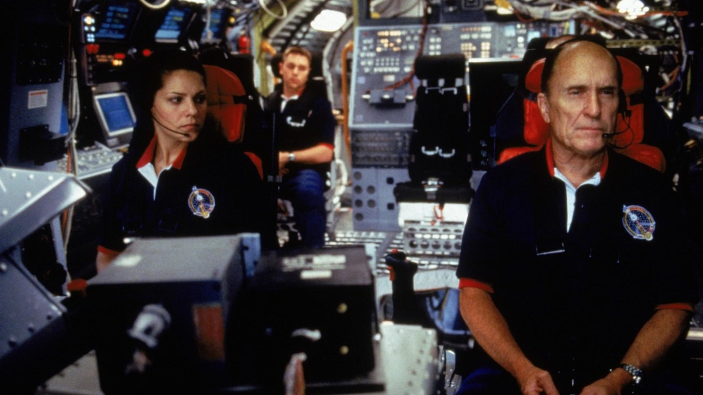 Illalla tv:ssä: Viihdyttävän katastrofileffan kulisseissa kipinöi - naisohjaaja kielsi miesnäyttelijältä korvakorun