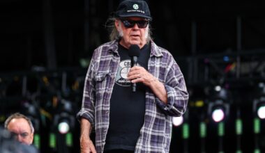 "Herätkää!" Neil Young julkaisi tulikivenkatkuisen kirjoituksen Yhdysvaltain nykymenosta