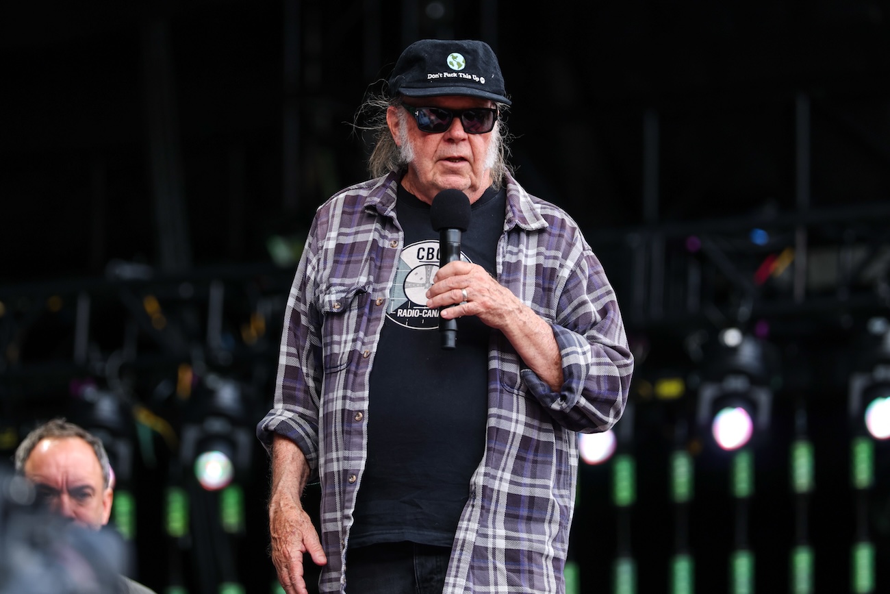 "Herätkää!" Neil Young julkaisi tulikivenkatkuisen kirjoituksen Yhdysvaltain nykymenosta