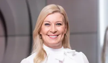 Ohhoh! Uutisankkuri Kirsi Alm-Siira repäisi - Tämä “perinne” saa kyllä naurulihakset nytkymään!