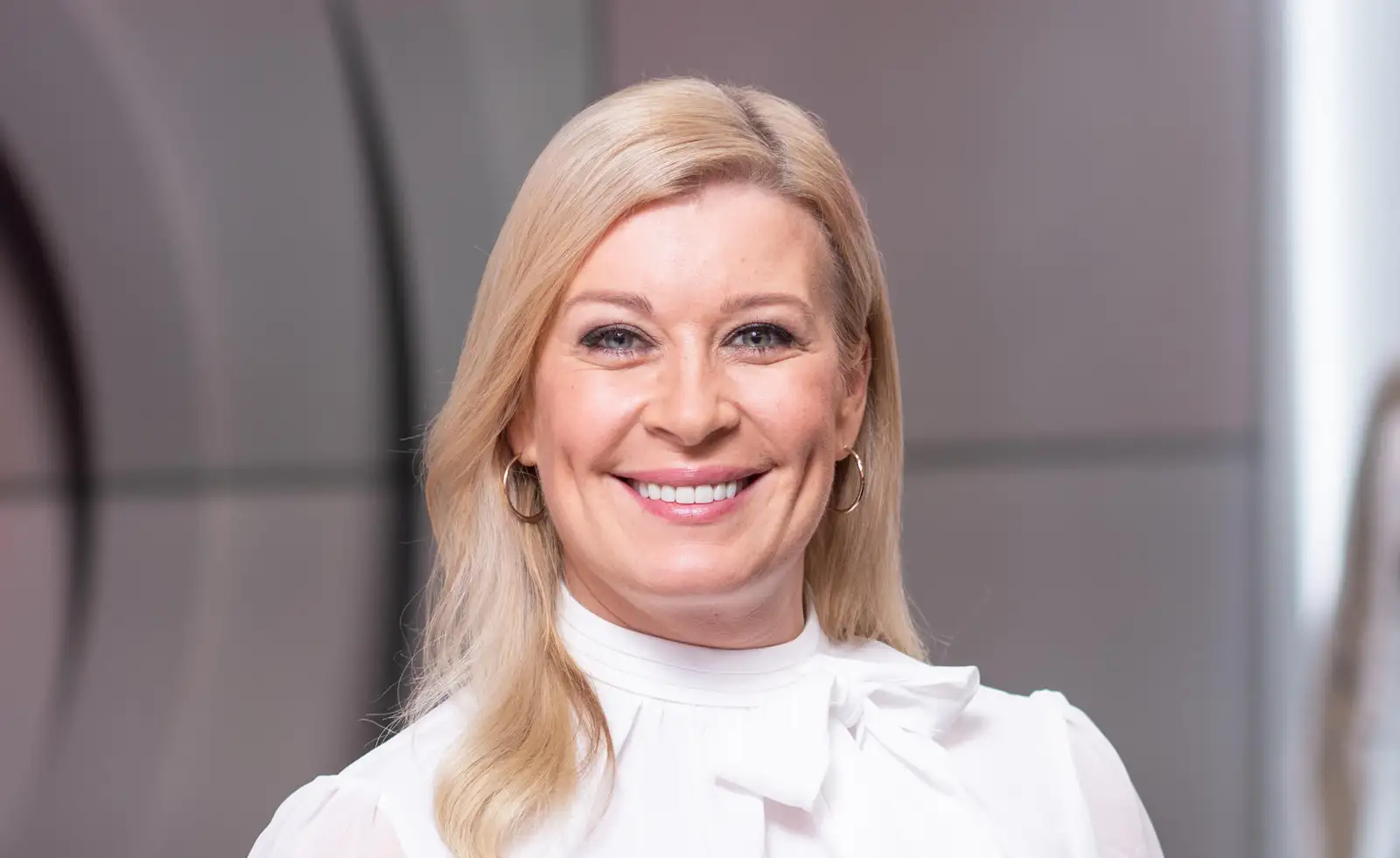 Ohhoh! Uutisankkuri Kirsi Alm-Siira repäisi - Tämä “perinne” saa kyllä naurulihakset nytkymään!