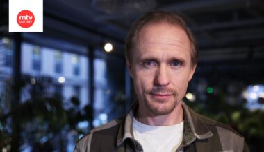 Näyttelijä Sampo Sarkola tunnetaan usein pahiksen rooleista, mutta kuinka häneltä taipuu sketsihuumori?