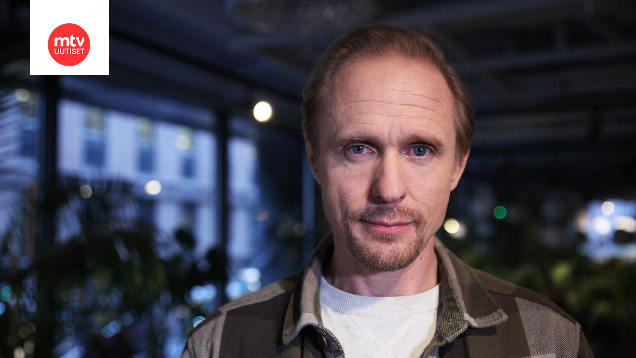Näyttelijä Sampo Sarkola tunnetaan usein pahiksen rooleista, mutta kuinka häneltä taipuu sketsihuumori?