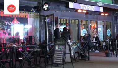 Poliisin käsityksen mukaan entuudestaan toisensa tuntenut kaksikko oli päivän aikana kohdannut uhrin ja siitä eteenpäin viettänyt päivää ja iltaa yhdessä tämän kanssa. Seurue oli oli lopulta päätynyt karaokeravintolaan, jossa illanvietto päättyi kohtalokkaasti.