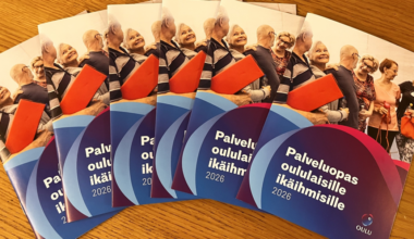 Palveluopas oululaisille ikäihmisille jaetaan postitse yli 75-vuotiaille – saatavilla myös kirjastoissa ja Oulu10-asiointipisteissä
