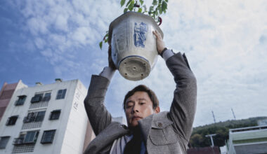 Korealaistähti Lee Byung-hun näyttelee potkut saanutta paperimiestä, joka on valmis vaikka paiskaamaan kukkaruukulla kilpailijoitaan.