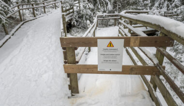 Kuvassa Metsähallituksen sulkema esteetön kulkusilta Kurjenrahkan kansallispuistossa.