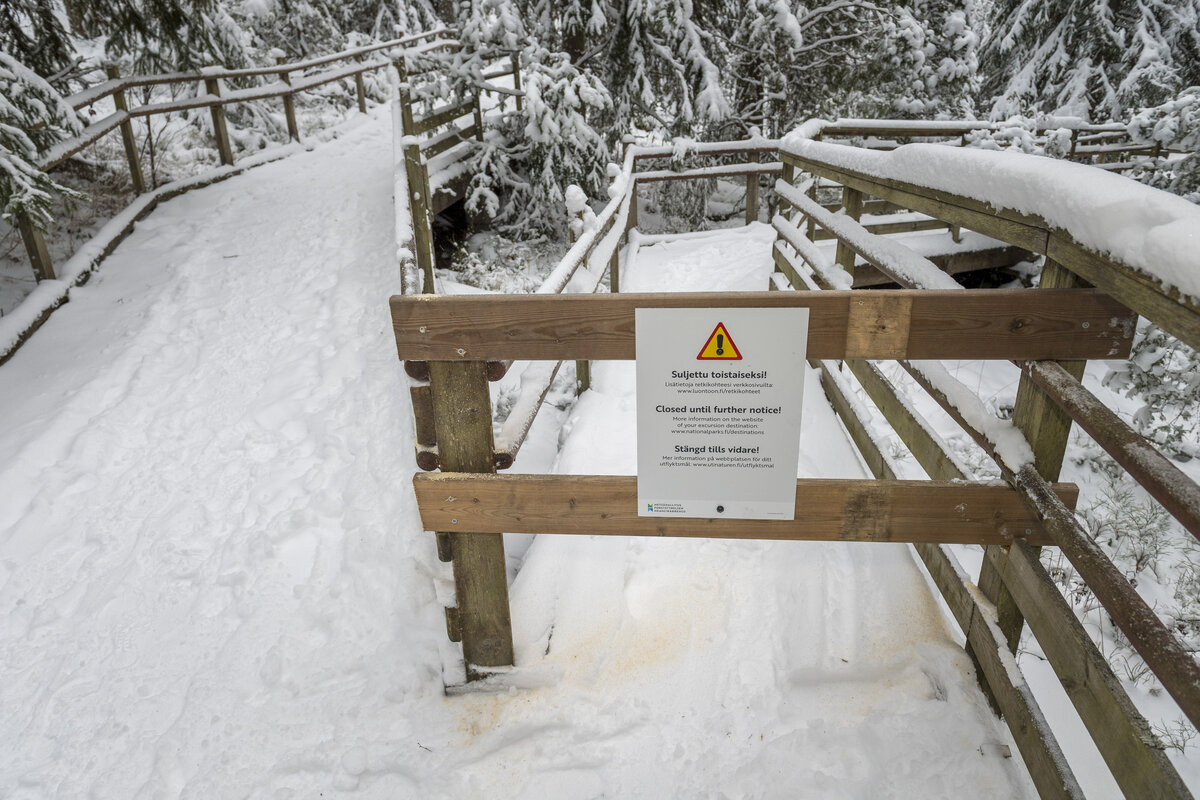 Kuvassa Metsähallituksen sulkema esteetön kulkusilta Kurjenrahkan kansallispuistossa.