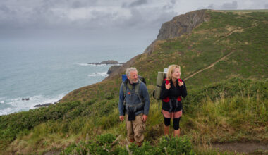 Jason Isaacs ja Gillian Anderson näyttelevät keski-ikäistä avioparia, joka kotinsa menetettyään lähtee kävellen kiertämään Lounais-Englannin jylhää rannikkoa.
