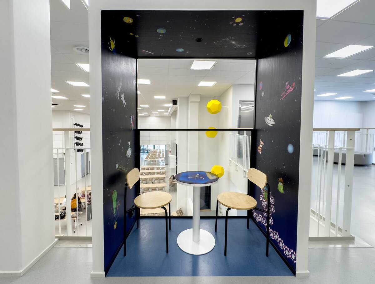 Kampuksen kolmannesta kerroksesta löytyy kuusi työskentelyaitiota, jossa Anderssonin taidetta löytyy seinistä, katoista ja pöytien pinnoista.