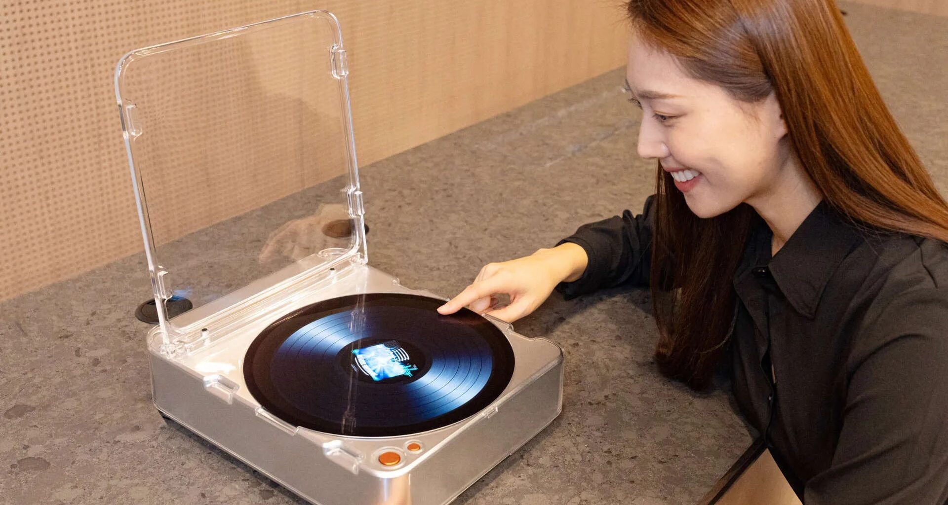 Samsung vihjailee erikoisilla AI OLED -laitteilla - C-kasetti ja levysoitin?