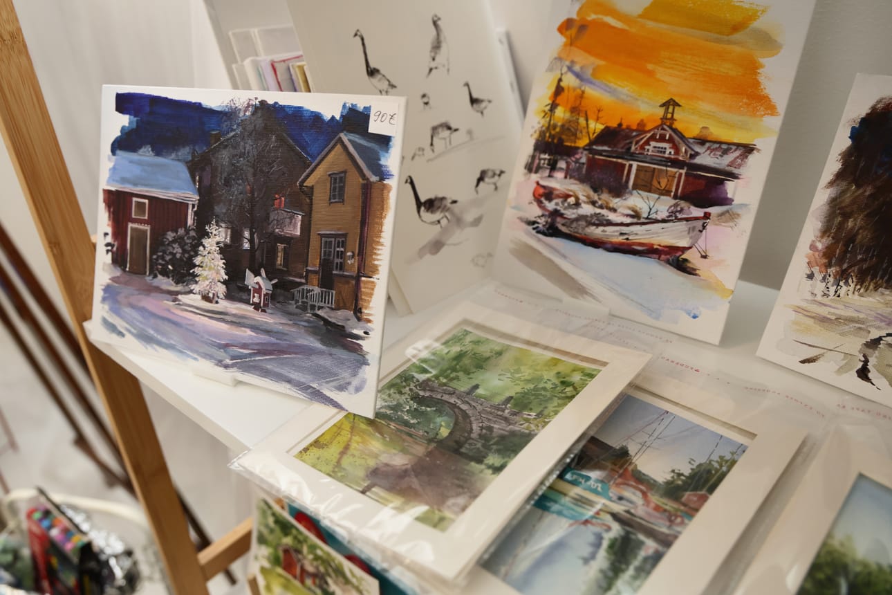 Kashichevan maalauksissa näkyy raahelaisia maisemia.