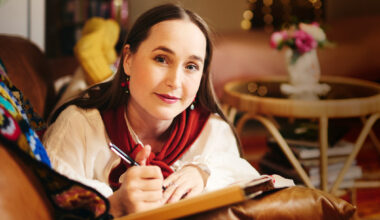 Lotta-Sofia Saahko asuu ja laulaa yhdessä pappansa kanssa