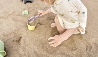 Taaperoiden äidit etsivät leikkipaikkaa lapsilleen – Syntyikin hiekkaleikkipaikka kauppakeskukseen