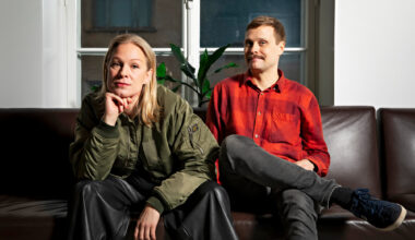 Ei lupaa luovuttaa – Kansallisteatterin ensimmäinen ensi-ilta käsittelee taakkaa, jota miehet kantavat