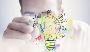 Idealamppu, jonka takana miehen hahmo