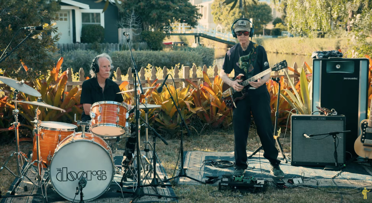 The Doors -muusikot intoutuivat versioimaan yhtyeen klassikkoa - kyseessä ei olekaan mikään ihan tavanomainen cover