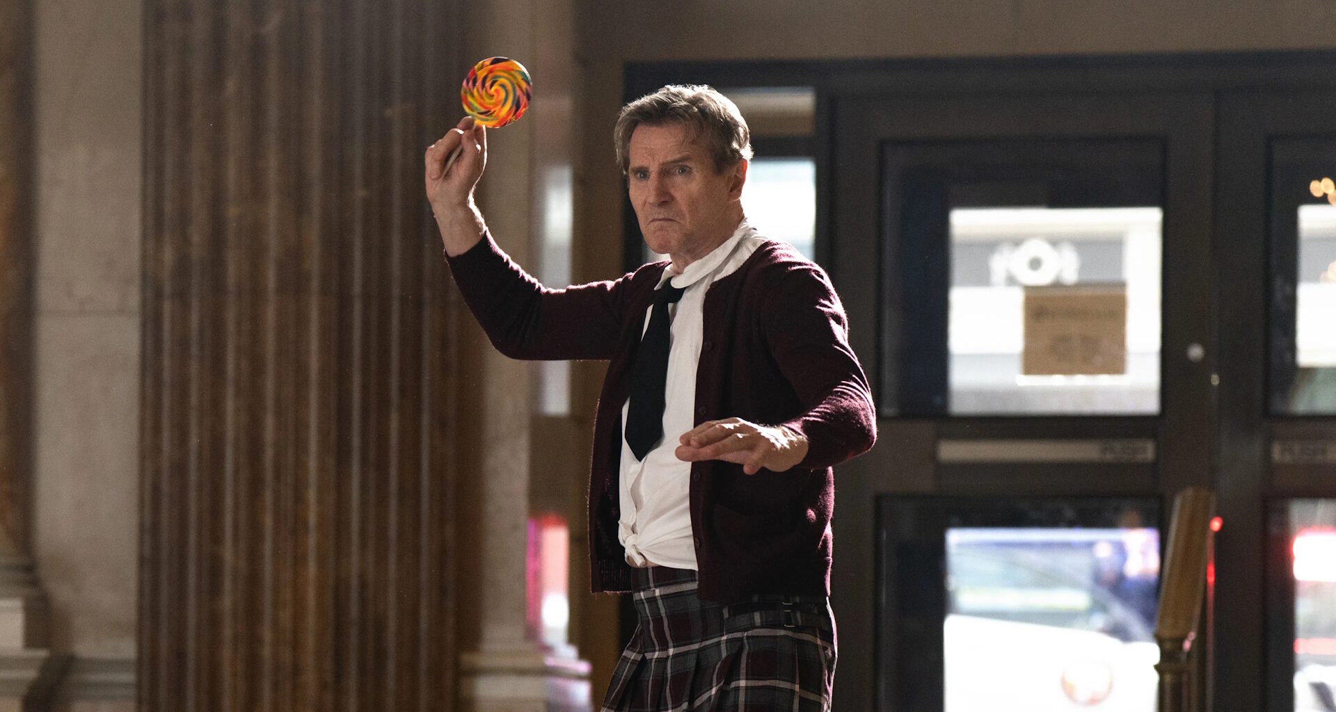 Nyt suoratoistossa: Liam Neesonin vuoden 2025 sekoilukomedia – huonoja vitsejä häpeilemätön parodia