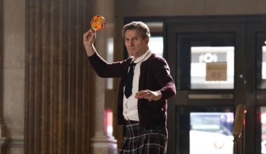 Nyt suoratoistossa: Liam Neesonin vuoden 2025 sekoilukomedia – huonoja vitsejä häpeilemätön parodia