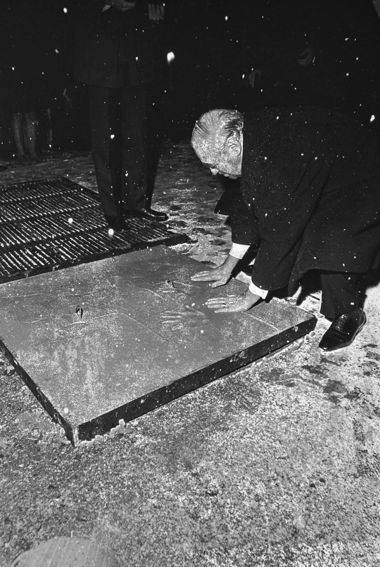 Oulun arkkitehtikillan10-vuotisjuhlan kunniavieraaksi saapunut akateemikko Alvar Aalto painoi kämmenensä märkään betonilaattaan 20.11.1969. Tätä ennen hän oli pitänyt juhlaluennon arkkitehtiosastolla. Pääjuhlaan Suomalaiselle Klubille kunniavieraat siirtyivät juoksijaori Eri-Pojan vetämissä kieseissä, kertoi Kalevan uutinen.