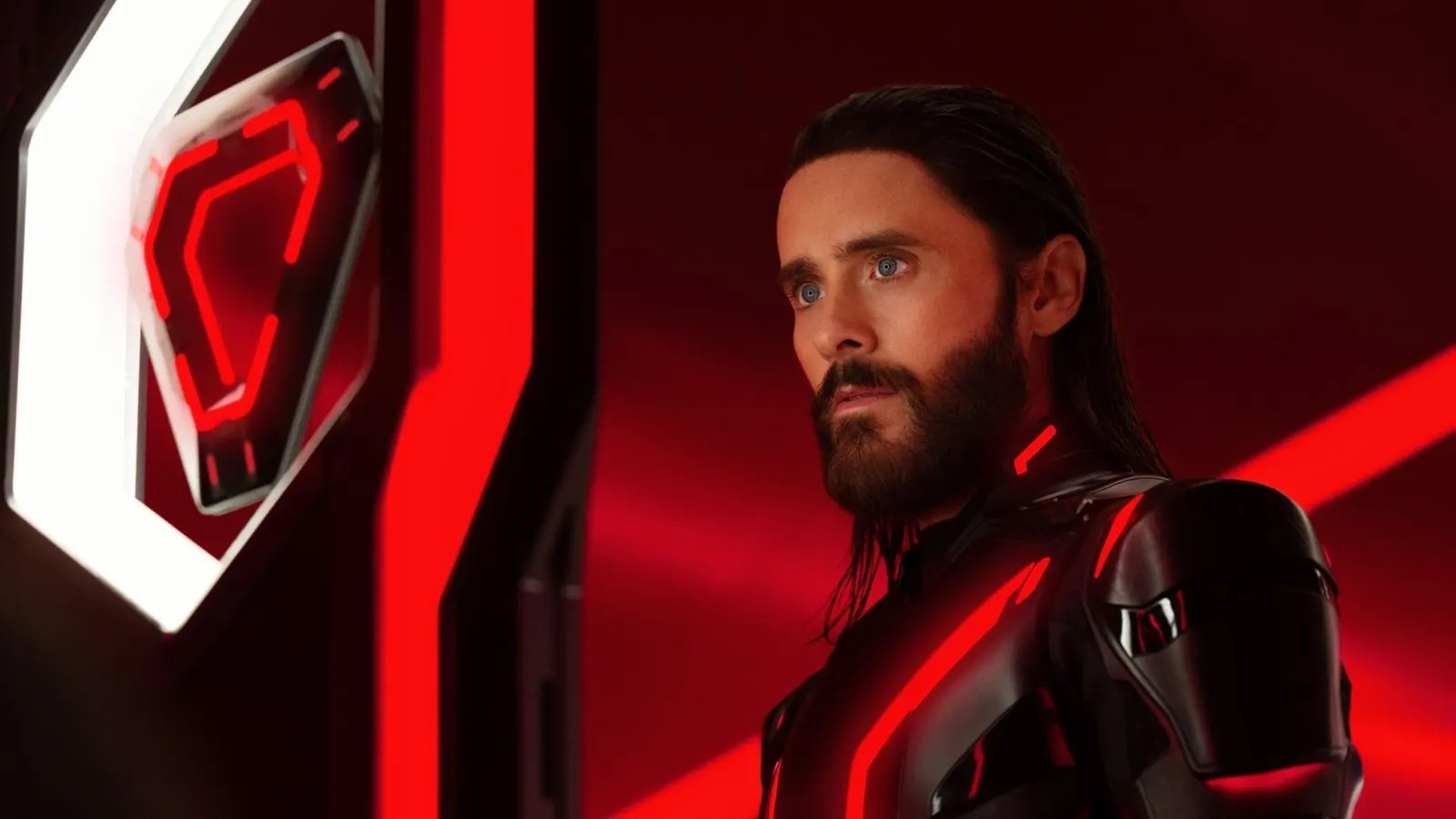 Nyt Disney Plussassa: Jared Leto on tekoäly - scififranchisen uusin osa saapui kotikatseluun