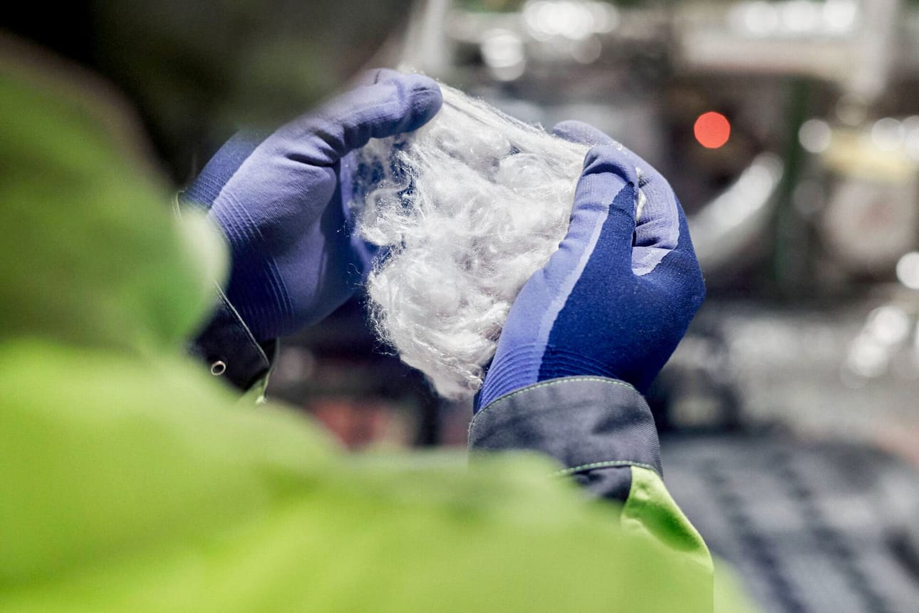 Kuvassa Metsä Springin kehittämää Kuura-tekstiilikuitua.