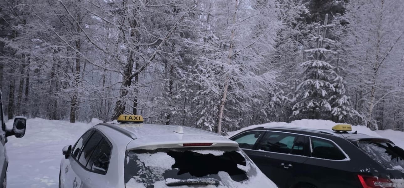 Takseja oli hajotettu poliisin mukaan eri puolella kaupunkia.