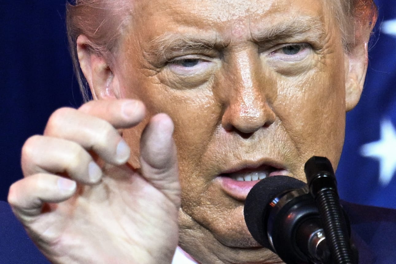 Yhdysvaltain presidentti näkee kansainvälisten järjestöjen hyödyn olemattomaksi Yhdysvalloille itselleen. Amerikka ensin -ideologian mukaisesti hän määräsi maan eroamaan yli 60 maailmanlaajuisesta yhteisöstä.