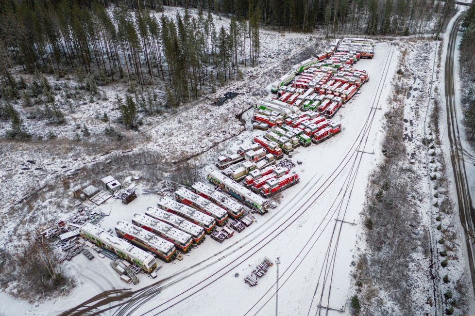 Käytöstä poistetut veturit on aseteltu varikon laidalle vieri viereen.