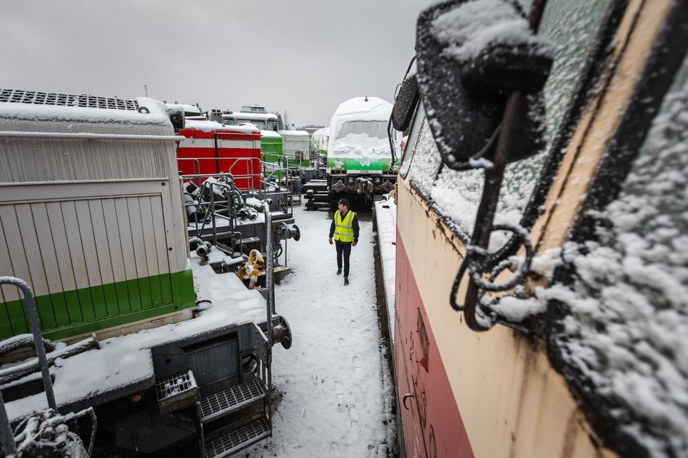 VR:n kalustojohtaja Joonas Roivainen käytöstä poistettujen vetureiden keskellä. Kaikista vetureista on poistettu komponentteja vaihteleva määrä.