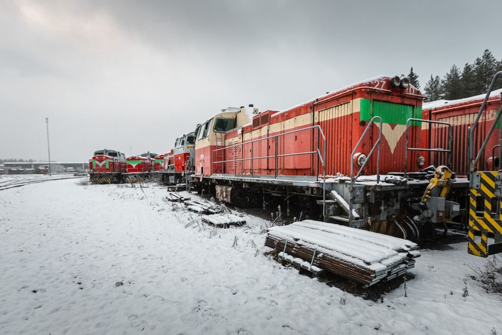Pieksämäen ratapihalla on paljon muun muassa vanhoja dieselvetureita. Kuvassa DV12-veturi.