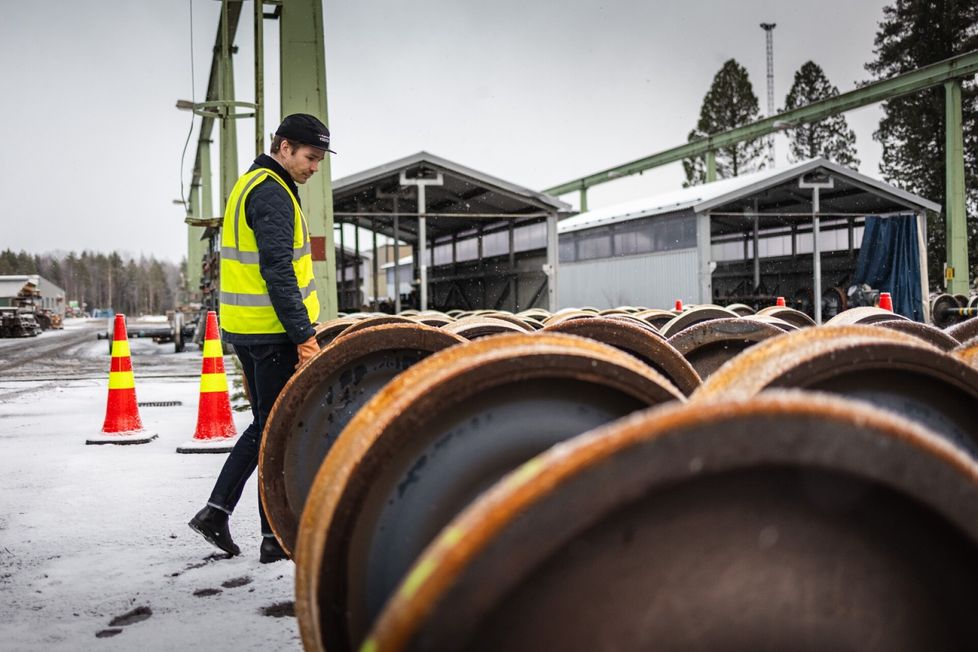 VR:n varikolla Pieksämäellä tehdään telien kunnostusta. Kalustojohtaja Joonas Roivainen telien luona, jotka odottavat kunnostusta.